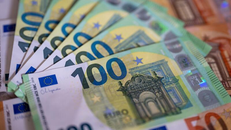 4,4 Millionen Euro fließen in den Landkreis Stade Geldscheine liegen auf einem Tisch.