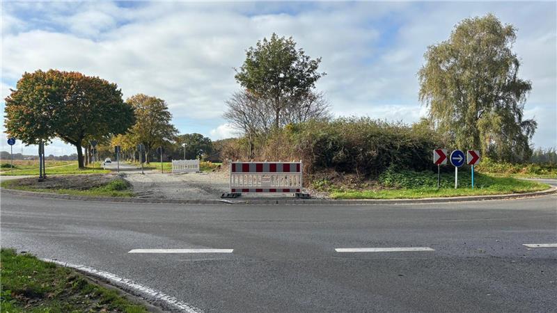 Windpark Kutenholz: Bald rollen riesige Rotorblätter über die Landstraße Der Kreisel Linah wurde für den Schwertransport quasi halbiert.