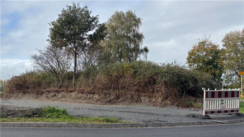 Windpark Kutenholz: Bald rollen riesige Rotorblätter über die Landstraße Der Kreisel Linah wurde für den Schwertransport quasi halbiert.