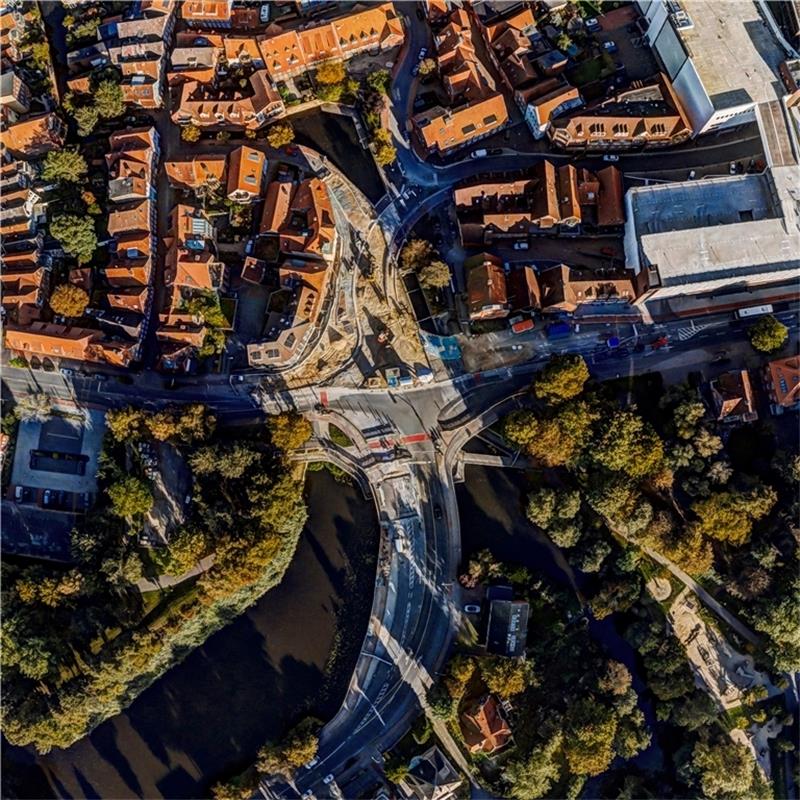 Der Kreisel an der Schiffertorskreuzung von oben mit dem neuen Parkhaus rechts oben. Im oberen, innenstadtnahen Bereich des Kreisels sind die Fahrspuren schon gut zu erkennen. Vermutlich im Dezember gehen die Arbeiten links vom Kreiselmitte
