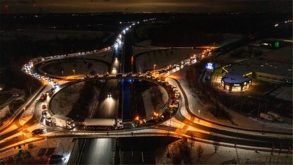 Der Kreisel in Stade-Ottenbeck samt Nebenstraßen sowie die Auffahrt zur A26 sind...