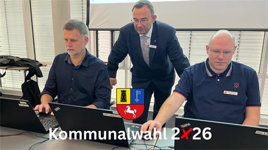 Der KreiswahlleiterThorsten Heinze (Mitte) und sein Team starten die Auszählung der Kommunalwahl 2026 für den Landkreis Stade.