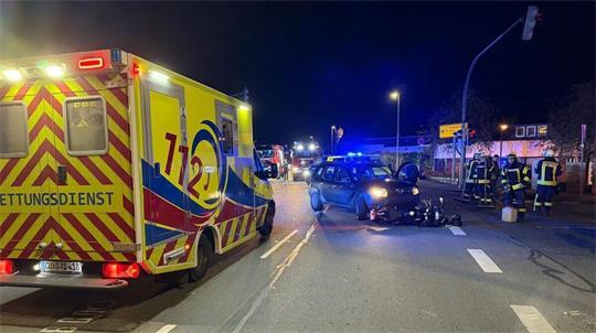 Der Kreuzungsbereich der B73 und der Bahnhofstraße musste für die Erstversorgung der schwer verletzten Motorrollerfahrerin sowie die polizeiliche Unfallaufnahme vollständig gesperrt werden.