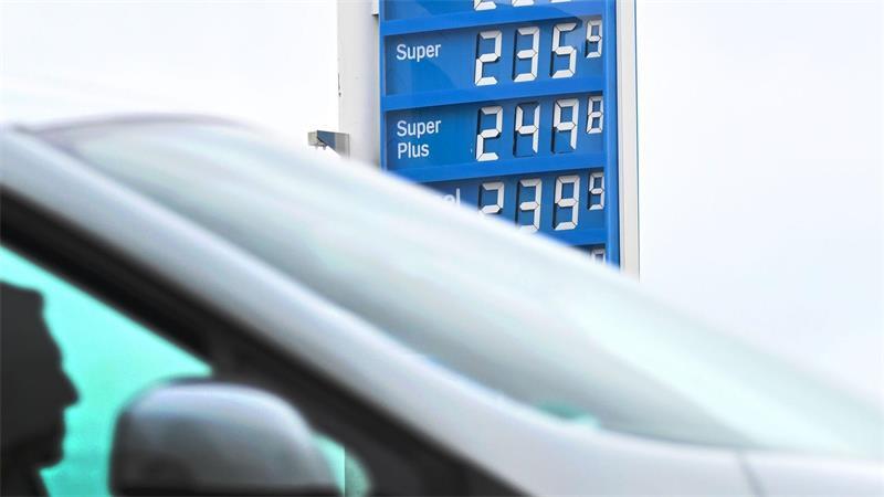 Der Krieg im Iran hat Öl verteuert, das bekommen Autofahrer hierzulande an der Tankstelle zu spüren.