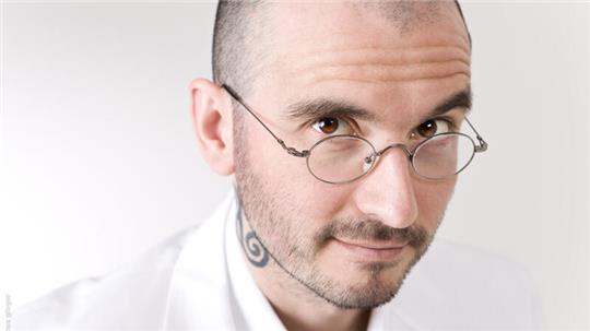 Der Kriminalbiologe mit dem Aufgabengebiet Fliegen und Maden: Dr. Mark Benecke.