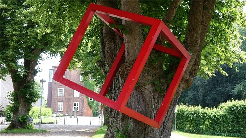 Spaziergang entlang der Kunst im Park Der „Kubus“ im Schlosspark in Agathenburg. Foto: Anne Rosenfeld