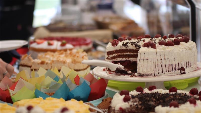 Fahnen, Bier und Erdbeertorte: Burweg feiert gleich zwei Jubiläen Der Kuchen-Indikator: Selbstgebackene Torten und Kuchen sind ein Zeichen von dörflicher Unterstützung. In Burweg stehen 50 Torten und Kuchen zur Auswahl.