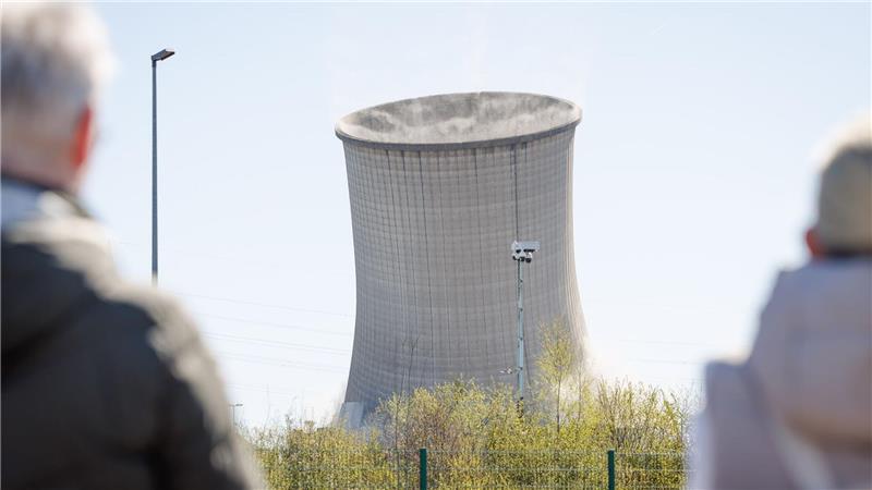 Der Kühlturm des ehemaligen Kohlekraftwerks Ibbenbüren kurz vor dem Fall. Auf dem Gelände soll bis 2031 eine Konverterstation für Windstrom aus der Nordsee entstehen.