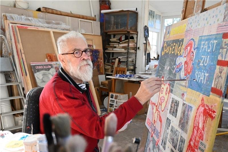 Der Künstler Dieter Glasmacher schafft in seinem Atelier bei Wischhafen verrückte Bilderwelten. Fotos: Husung