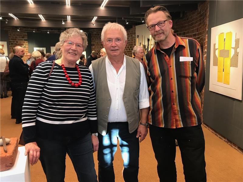 Der Künstler Folkert Bockentien (Mitte) mit der stellvertretenden Bürgermeisterin Christel Lemm und dem Künstler und Laudator Matthias Weber.