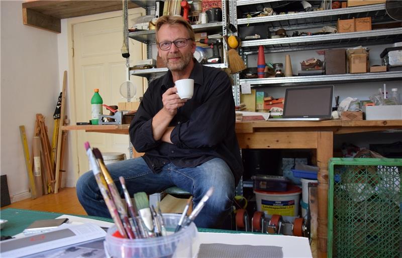 Der Künstler Matthias Weber ist vor drei Jahren mit seinem Atelier nach Issendorf gezogen, zuvor lebte und arbeitete er im Stader Stadtteil Ottenbeck. Fotos Nowottny