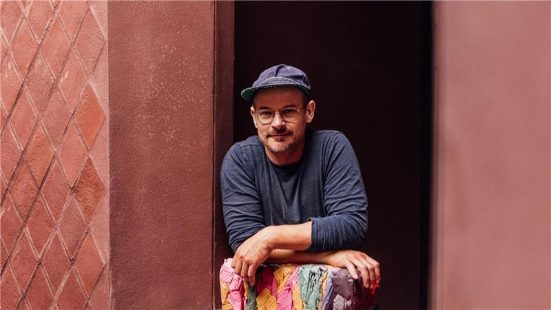 Der Künstler Michael Beutler arbeitet in Berlin und Aachen.