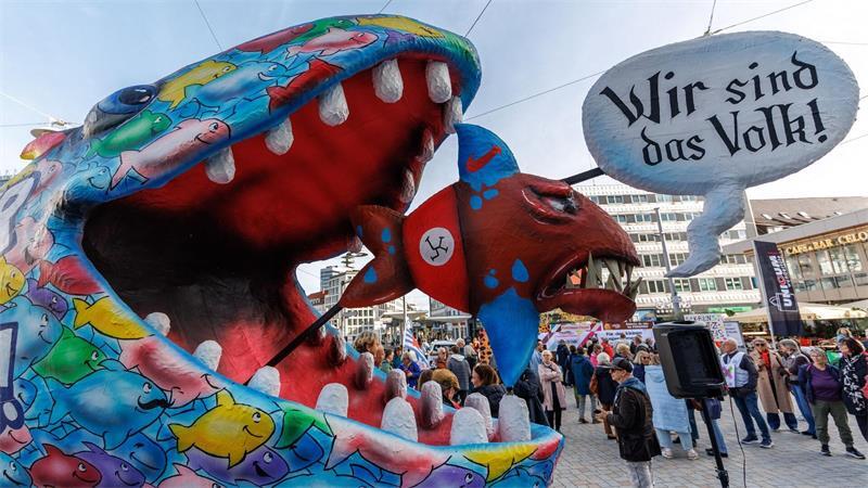 Bunter Fisch auf Berlinreise: Bündnis wirbt für AfD-Verbot Der Künstler Tilly ist vor allem für seine bissigen Karnevalswagen bekannt.