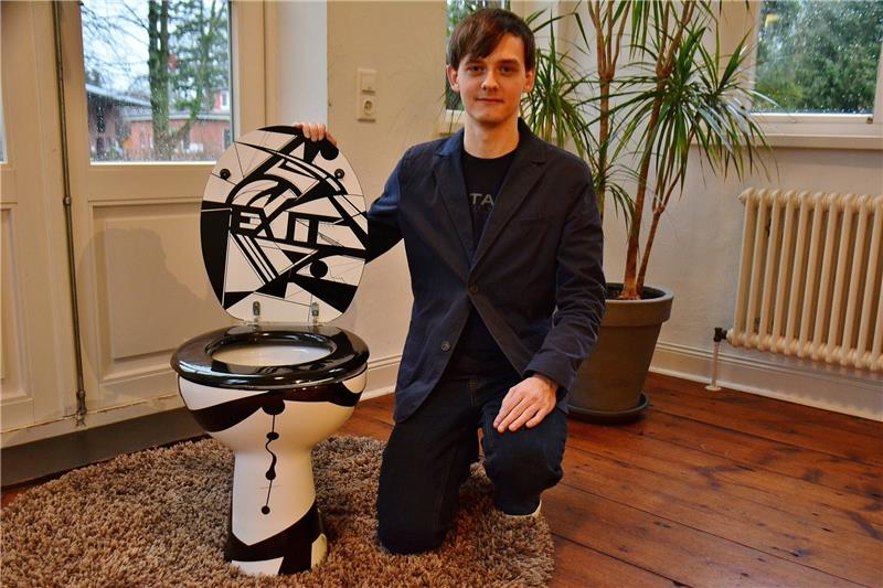 Der Künstler und Musiker Kyle Egret (23) ist in Hammah aufgewachsen. Jetzt stellt er seine Werke in der Villa von Issendorff aus. Seine verzierte Toilettenschüssel wollte bislang aber kein Händler vertreiben. Foto Beneke