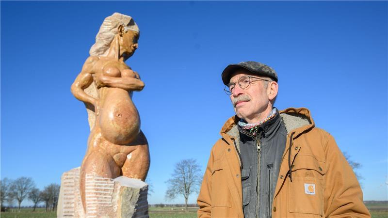 Statue von nackter Frau an Bundesstraße sorgt für Aufregung Der Künstler will die Interpretation seines Werkes anderen überlassen.