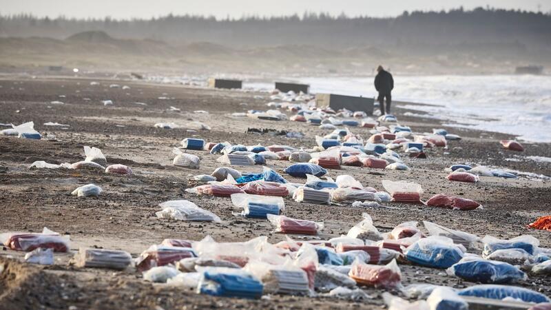 Der Küstenstreifen zwischen Tranum und Slette Strand in Dänemark ist gesäumt von gestrandeten Containern.