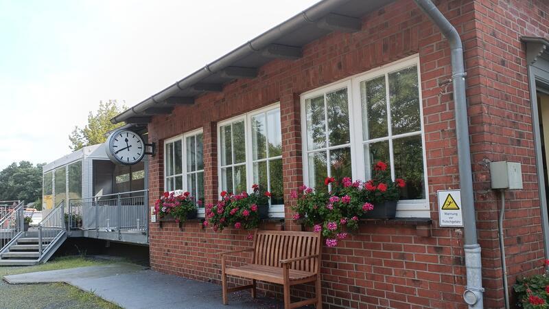 Deinster Café am Bahnhof wird schick gemacht Das Gebäude des Bahnhofs in Deinste von außen.