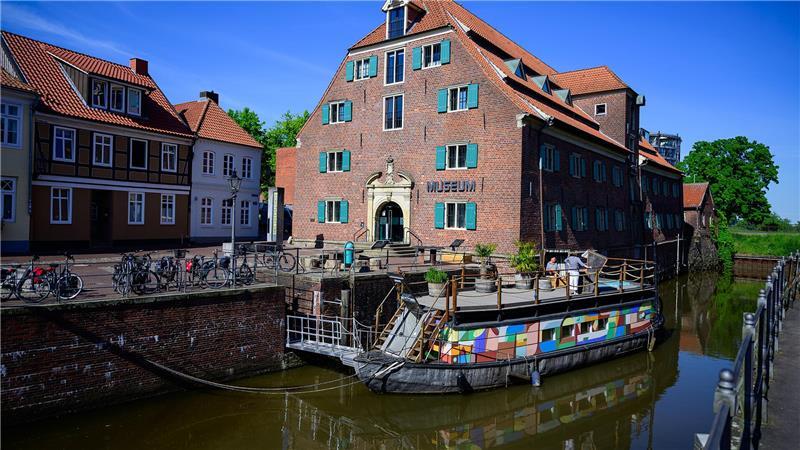 Der «Kunstkudder» liegt im Hansehafen von Stade. Auf einer historischen Alsterschute zu übernachten, ist etwas Besonderes. Auch Stipendiaten verbringen mehrere Wochen im Jahr auf dem Kutter.