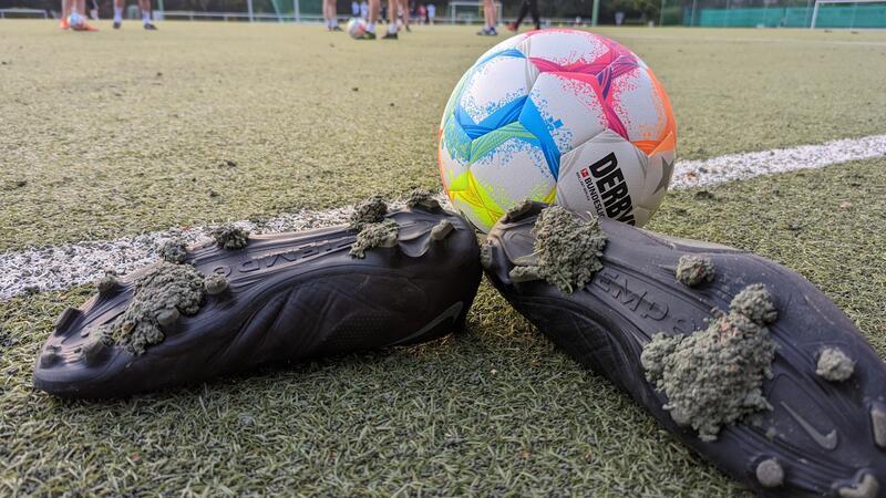 Der Kunstrasen im Jahnstadion sorgt regelmäßig für verklebte Schuhsohlen. Im nächsten Jahr soll er für 300.000 Euro saniert werden.