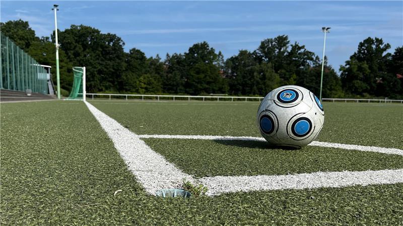 Der Kunstrasenplatz im Jahnstadion wird seit 2010 genutzt. Besonders im Herbst und Winter, wenn die Rasenplätze oft nicht bespielbar sind, ist hier viel los.