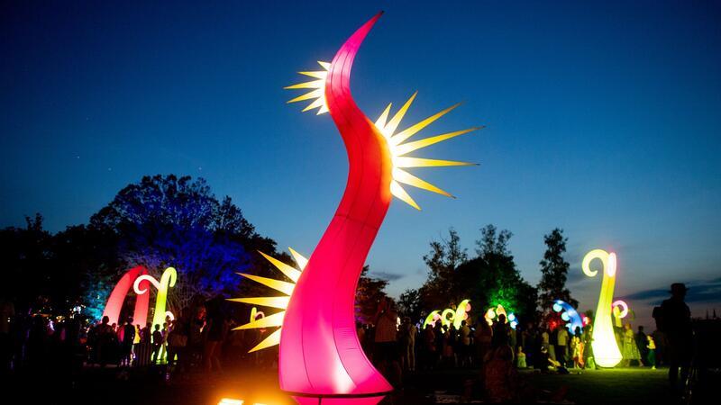 Der Kurpark in Bad Zwischenahn verwandelt sich in der Lichternacht in ein Farbenmeer. Tausende Menschen kommen zu der Veranstaltung.  