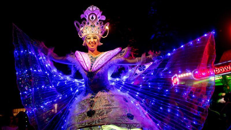Der Kurpark in Bad Zwischenahn verwandelt sich in der Lichternacht in ein Farbenmeer. Illuminierte Stelzenläuferinnen sind am Zwischenahner Meer unterwegs.