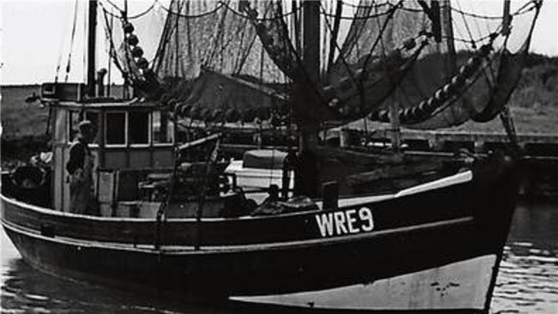 Zwei Fischer verlieren bei „Krabbe“-Tragödie auf der Nordsee ihr Leben Der Kutter „Krabbe“ des Fischers Johann Fiehn. Das Foto stammt aus dem Jahr 1959, ist also sechs Jahre vor dem Unglück entstanden.