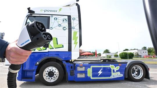 Der Ladebedarf für elektrische Lkw steigt laut einer Prognose des Fraunhofer-Instituts in den kommenden Jahren schnell an. (Archivbild)