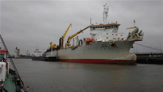 Der Laderaumsaugbagger „Kaishuu“ transportiert regelmäßig Baggergut aus dem Hamburger Hafen zur Verbringstelle Tonne E 3 in der Nordsee bei Helgoland.
