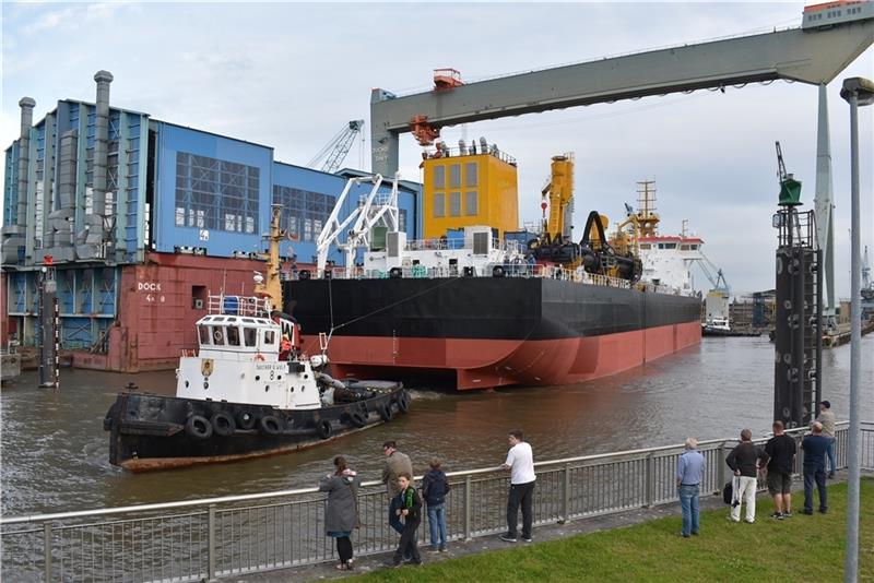 Der Laderaumsaugbagger von Peölla Sietas wird aktuell bei Blohm & Voss in Hamburg endausgerüstet. Fotos: Vasel