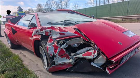 Der Lamborghini-Coutach war mit 180 km/h unterwegs, als der Fahrer ein langsamfahrendes Fahrzeug übersah.