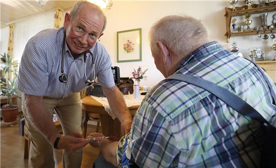 Der Landarzt Michael Beringhoff (l.) nimmt seinem Patienten beim Hausbesuch Blut ab. In Niedersachsen wird jeder vierte Hausarzt bis 2035 aufhören. Helfen soll eine Landarztquote. Foto: Oliver Berg