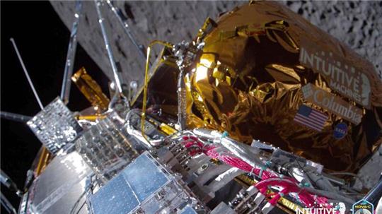 Der Lander mit dem Spitznamen „Odysseus“ ist etwa so groß wie eine altmodische britische Telefonzelle, hat Aluminium-Beine, wiegt rund 700 Kilogramm und kann etwa 130 Kilogramm Ladung mitnehmen.