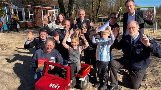 Der Landesfeuerwehrverband Niedersachsen hat die DRK-Kindertagesstätte An der Este und die Feuerwehr der Gemeinde Jork für vorbildliche Brandschutzerziehung ausgezeichnet.