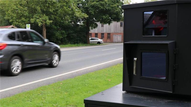 Nach 33.186 Bußgeldern: „Blitzer Bernd“ hat im Landkreis Cuxhaven ausgedient Der Landkreis Cuxhaven hat für rund 250.000 Euro eine Semistation gekauft, die seit einigen Wochen neben Leihgerät „Bernd“ im Einsatz ist. Das neue Gerät - hier aufgestellt zwischen Otterndorf und Belum - ist dunkler als „Blitzer Bernd“, aber genauso wachsam. Foto: Mangels