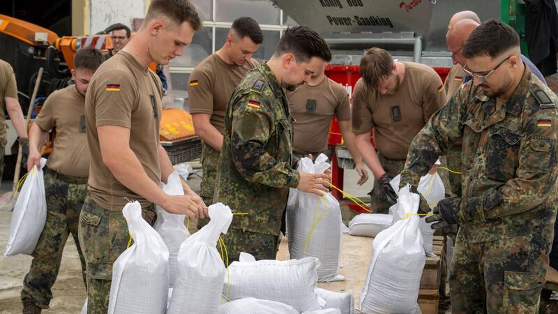Hochwasser: Dauerregen sorgt für Extrem-Wochenende im Süden Der Landkreis Dillingen hat die Bundeswehr zur Unterstützung beim Kampf gegen das Hochwasser angefordert.