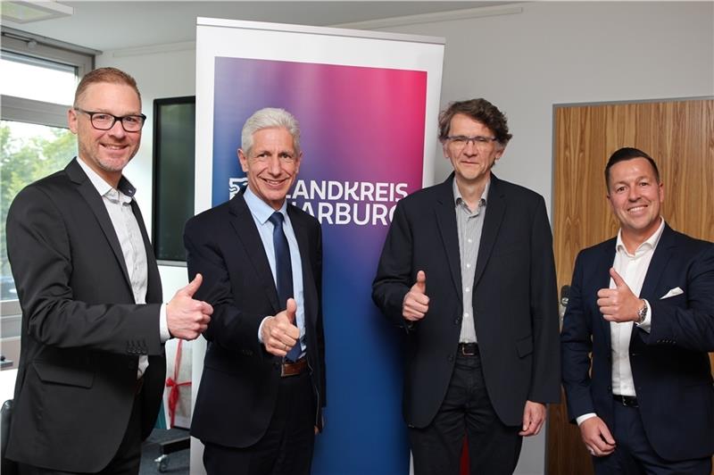 Der Landkreis Harburg hat es geschafft. Über den European Energy Award freuen sich (von links): Klimaschutzmanager Oliver Waltenrath, Landrat Rainer Rempe, Prüfer Leonard Meyer und der Energieberater Sascha Komoll, der der Kreisverwaltung m