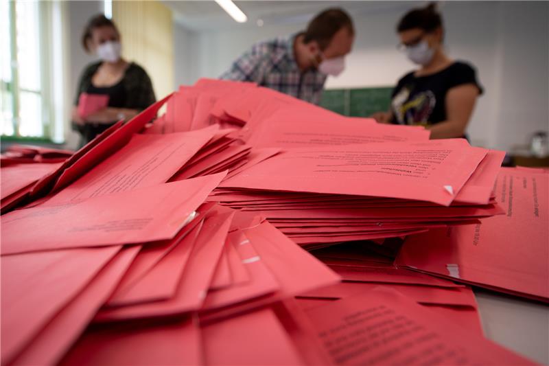 Der Landkreis Harburg sucht Ehrenamtliche, die bei der Auszählung der Briefwahlstimmen helfen. Symbolfoto: dpa