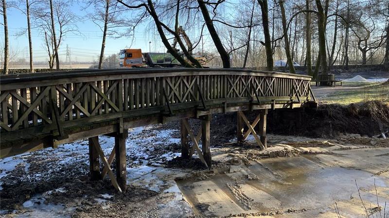 Der Landkreis Stade hat die Brücke im Schlosspark saniert, mit Hilfe der Bingo-Stiftung wird das Ufer der Insel im Schlossteich gesichert.
