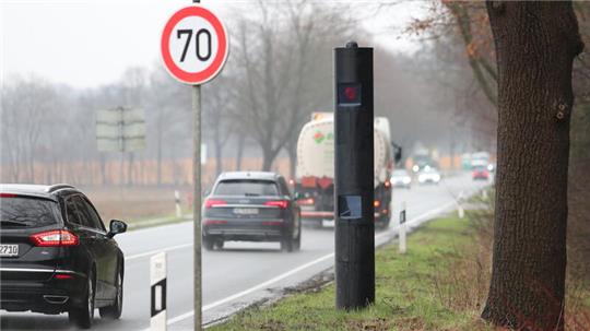 Der Landkreis Stade hat im Jahr 2023 knapp 2,4 Millionen Euro mit seinen Blitzern eingenommen. An der B73 bei Grefenmoor ist Tempo 70 angesagt.