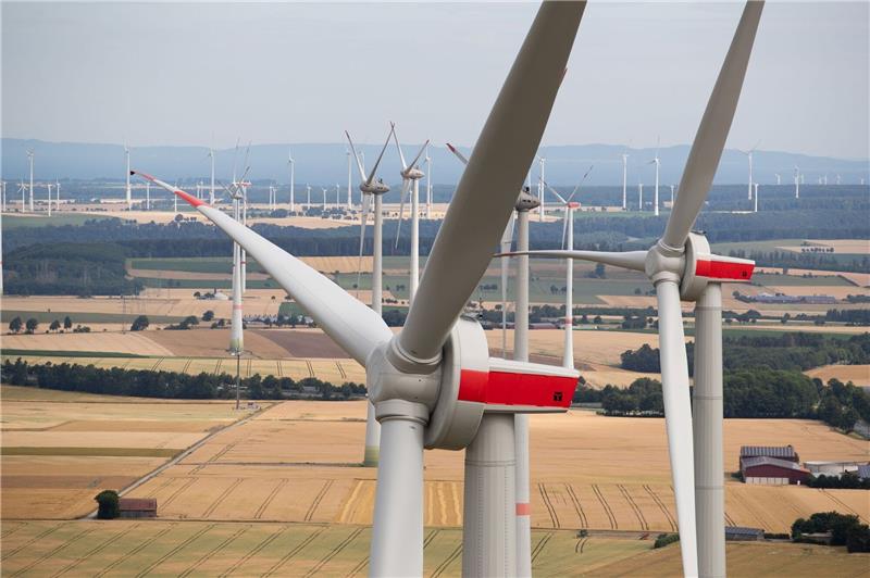 Der Landkreis Stade soll 3,67 Prozent seiner Fläche bis Ende 2026 für die Windkraft bereitstellen. Foto: dpa