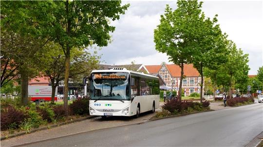 Der Landkreis ist für den Linienbusverkehr, hier am Altländer Markt in Jork, zuständig.