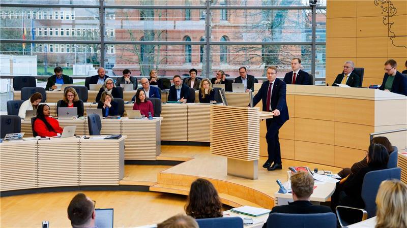 Landtag beschließt Haushalt mit neuen Schulden Der Landtag beriet lange.