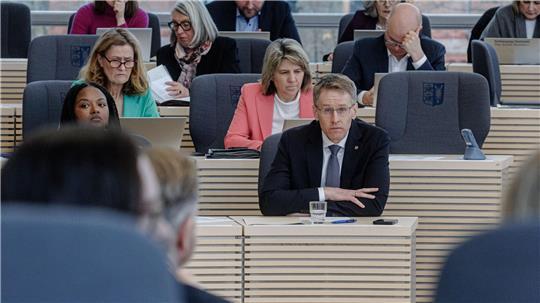 Der Landtag fordert Nachbesserungen für Hebammen.