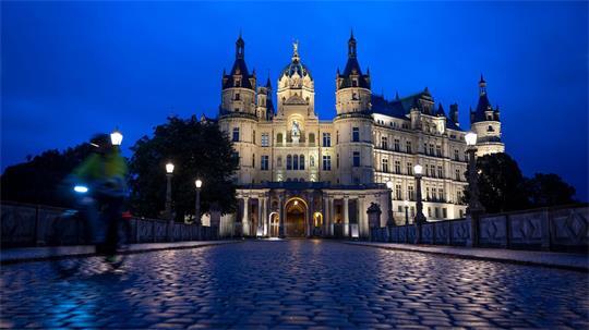 Der Landtag im Schloss gilt als schönster Deutschlands: AfD und SPD könnten nach den Wahlprognosen in etwa gleichstark einziehen.
