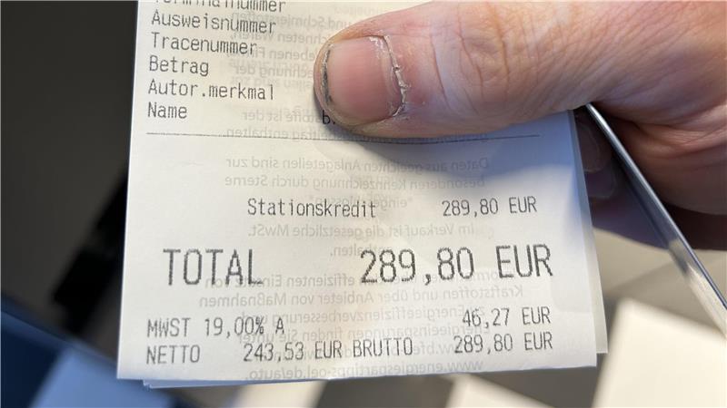 Der Landwirt Stefan Bremer hat vermutlich die höchste Rechnung des Tages.