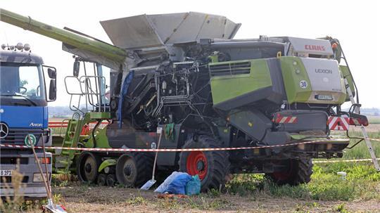 Der Landwirt war mit beiden Beinen in die Maschine geraten, als er die Blockade in einer verstopften Zuführung im Mähdrescher beseitigen wollte.