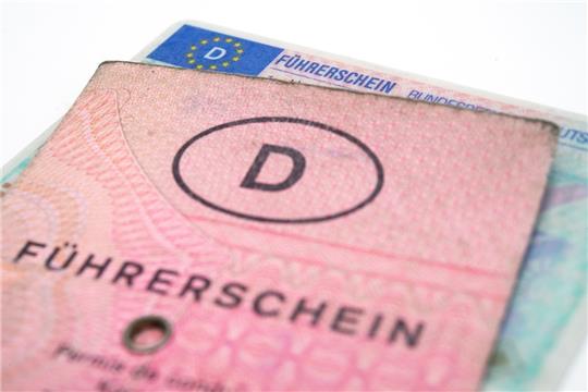 Der «Lappen» muss weg, der Führerschein im Scheckkartenformat wird für alle zur Pflicht. Foto: Andrea Warnecke/dpa