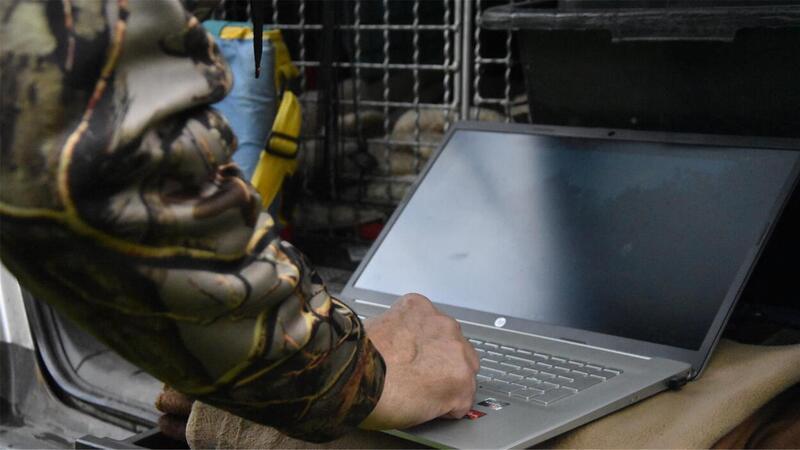 Der Laptop ist ein wichtiges Werkzeug für den Wolfsberater. Kuball sortiert seine Bilder und schickt sie nach Hannover, wo sie in die Datenbank der Landesjägerschaft einlaufen. 