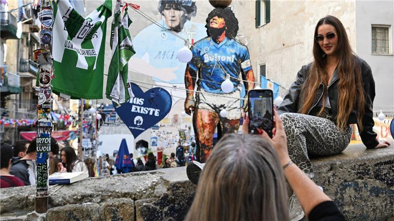 Der Largo Maradona gehört zu den wichtigsten Touristenattraktionen Neapels. (Archivbild)